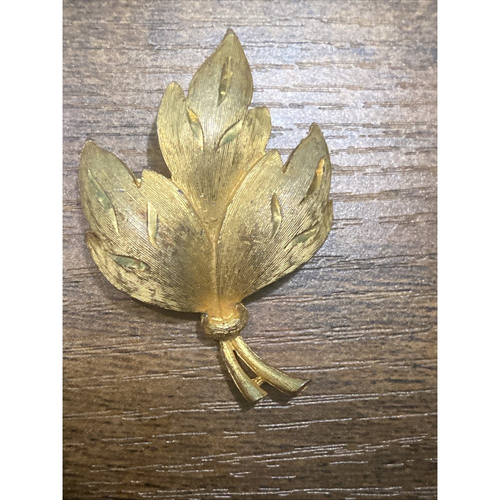 Vintage Gold Tone Leaf Brooch Pin